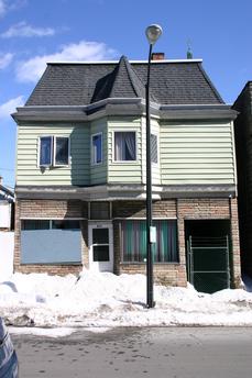 211 Lombard Street: UNOCCUPIED; former tavern 