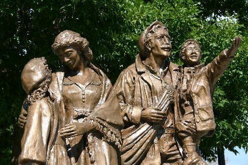 After the Second World War, the Station became an important gateway for immigrants to Canada. A statue has been erected to commemorate the thousands of immigrants to traversed the grounds. 